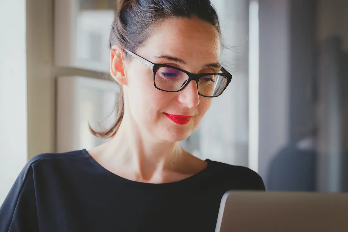 An online tutor in front of her computer